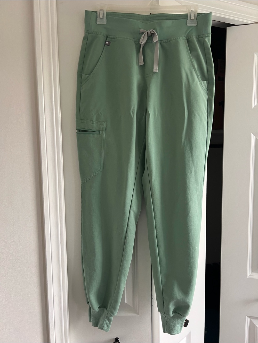 Figs Women’s Green Drawstring Jogger Scrub Pants